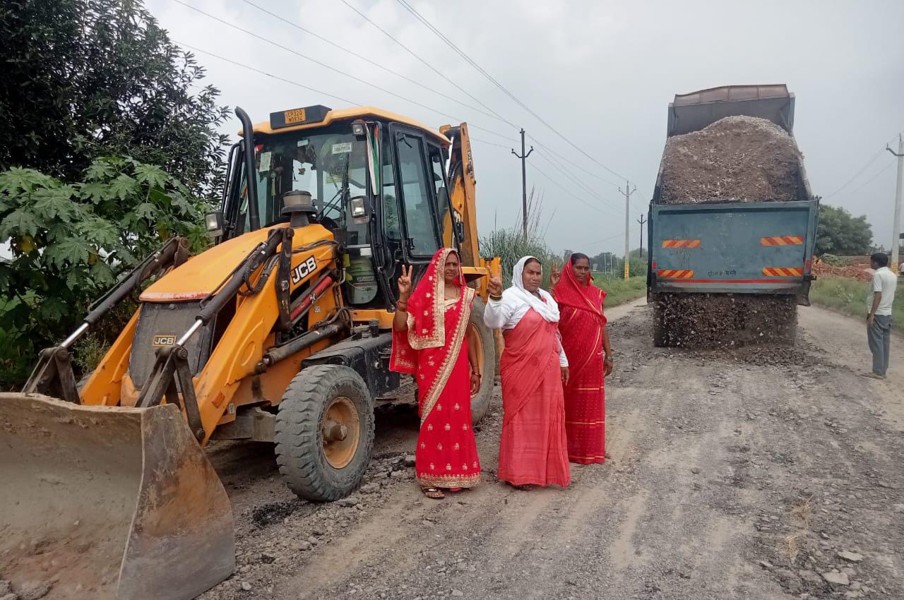 Road Pit : अध्यक्ष हेमलता पटेल की मेहनत लाई रंग, बहुआ गाजीपुर रोड निर्माण शुरु ?