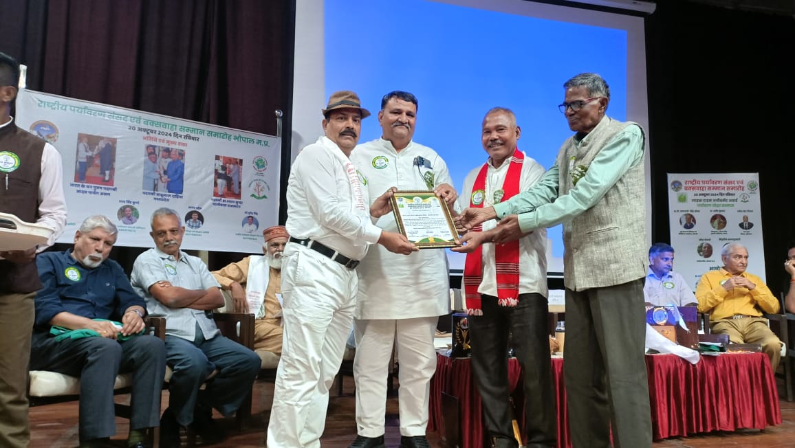 Padma Shri Jadav Payeng: बाबू लाल,डा ०श्याम सुन्दर ने नवीन दीक्षित को सौंप पर्यावरण योद्धा सम्मान ?