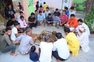 Happy Family: भगवान गोवर्धन की पूजा अर्चना करते हुए ब्रह्मऋषि ब्राह्मण महासभा ?