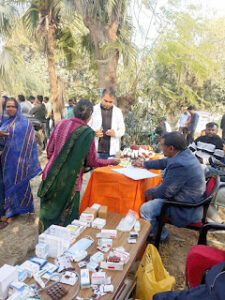 Prayagraj MahaKumbh में भगदड़ के बाद जिले में रुके श्रद्धालुओं की सेवा में लगे संघ व समाजसेवी