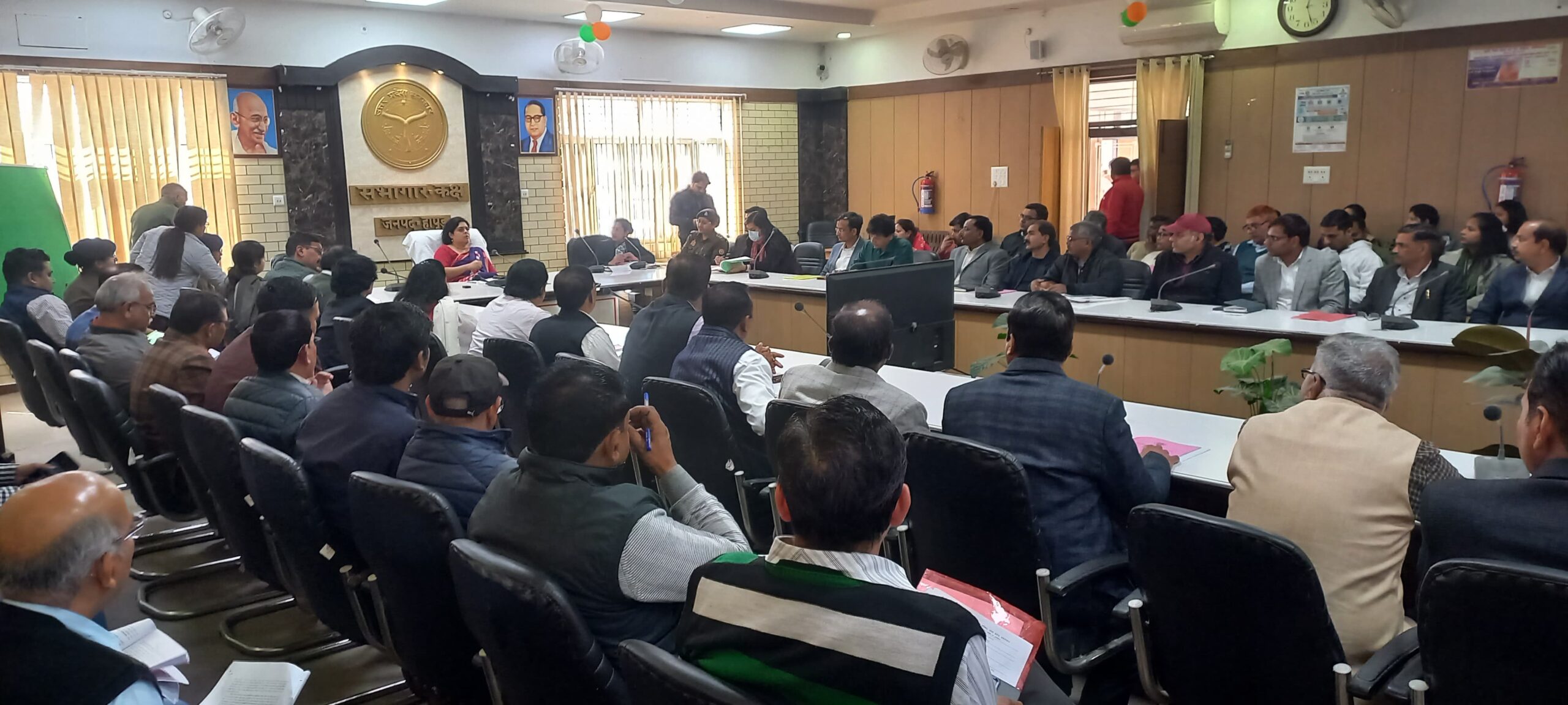 District Officer Meeting : जनपद में यूपी बोर्ड परीक्षा को सफल संचालन आयोजित कराए जाने हेतु जिला अधिकारी ने की बैठक ?