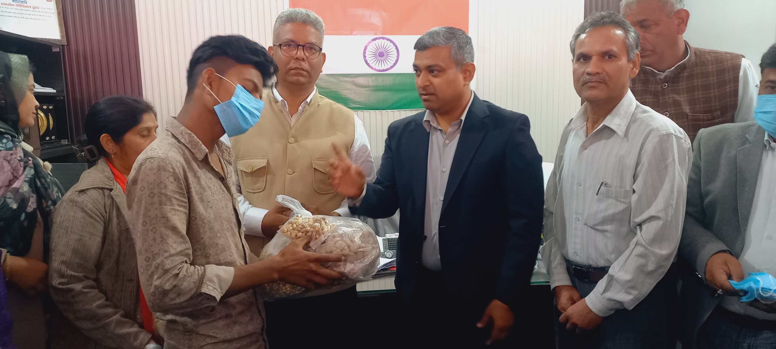 nutrition bundle distribution : विकास अधिकारी श्री हिमांशु गौतम जी की अध्यक्षता में किया क्षय रोगियो को पोषण पोटली वितरण ?