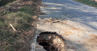 pothole in the middle of the road : हाफिजपुर व निजामपुर के बीच बनी सड़क के बीचो-बीच हुआ गड्ढा ?
