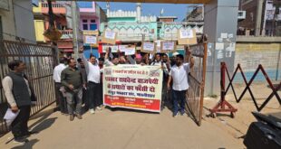 patrakaar Raghvendra:बाजपेई के हत्या के विरोध में जौनपुर पत्रकार संघ द्वारा मछलीशहर उपजिलाधिकारी को सौंपा गया ज्ञापन
