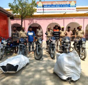 Thana machhali Shahar police:टीम द्वारा 04 अभियुक्तों को 06 मोटरसाइकिल एवं 02 मोटरसाइकिल के कटे हुए पार्टस के साथ किया गया गिरफ्तार
