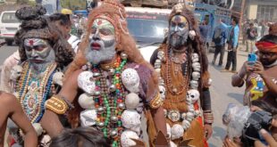 Holi played with ashes : काशी में अद्भुत मसाने की होली नागा साधुओं ने चिता भस्म से खेली अनूठी होली ?