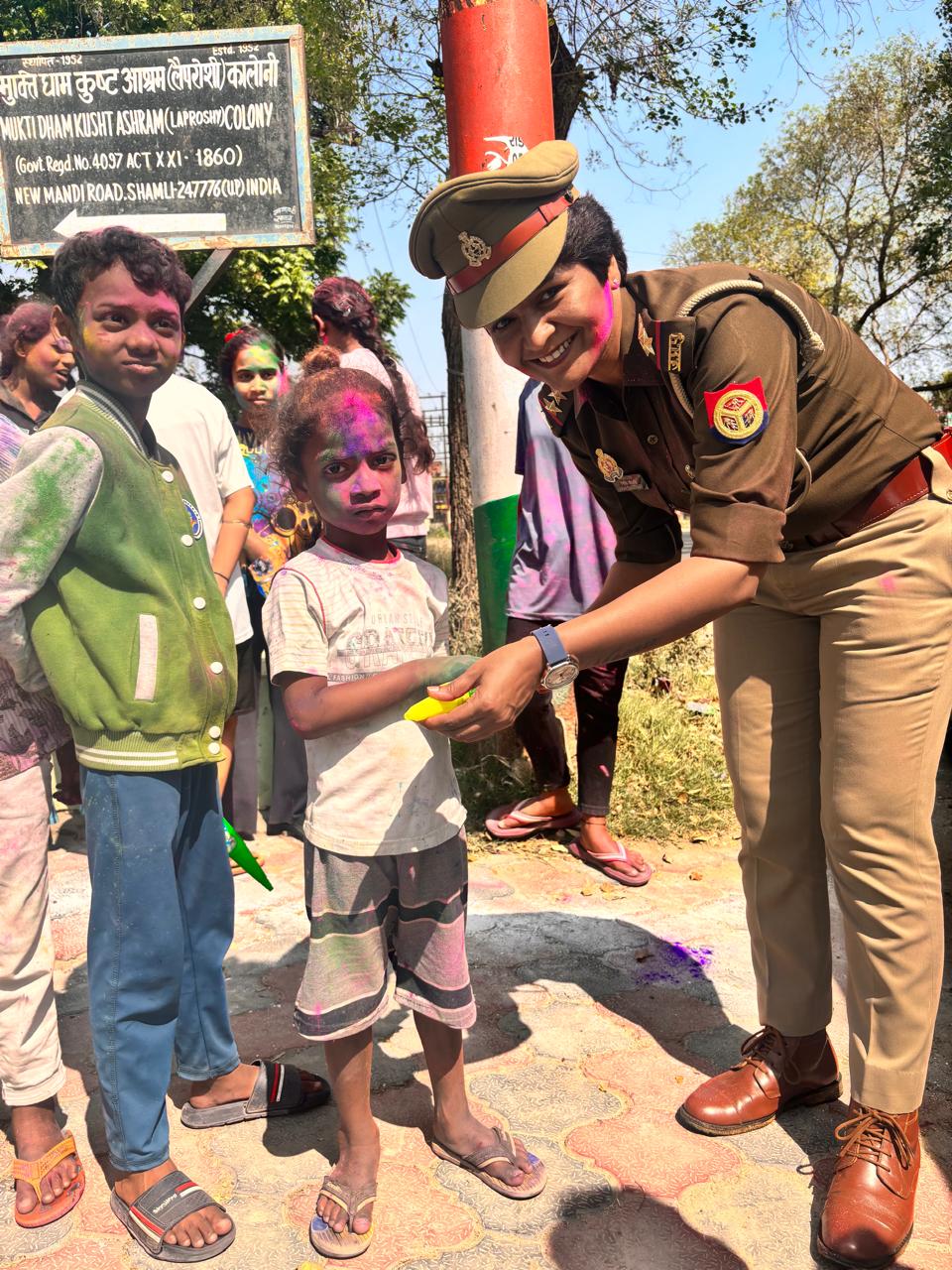 Bring joy to faces : त्योहारों पर गरीब बेसहारों व मलिन बस्तियों में चेहरों पर खुशी लाने ?