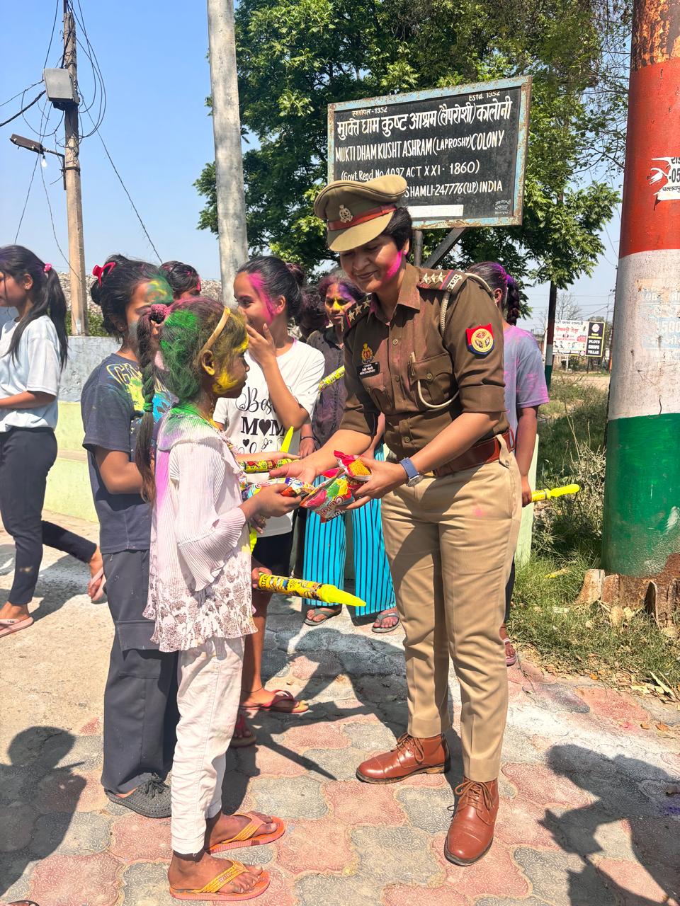 Bring joy to faces : त्योहारों पर गरीब बेसहारों व मलिन बस्तियों में चेहरों पर खुशी लाने ?