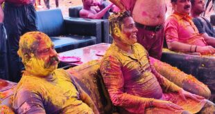 Holi played by police : होली त्यौहार सकुशल सम्पन्न कराने के उपरान्त आज जौनपुर पुलिस द्वारा खेली गयी होली ?