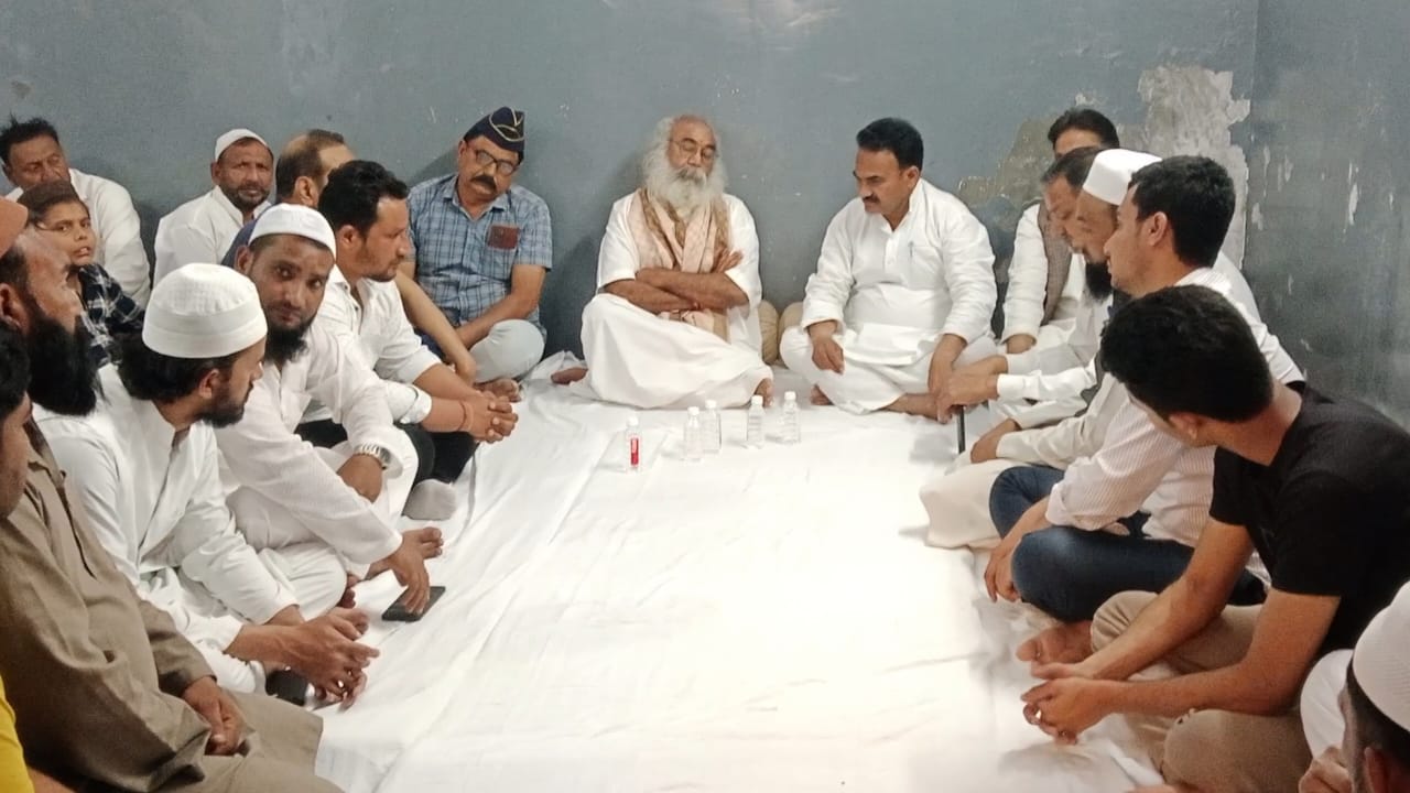 Klki Peethadheeshwar reached Hapur : शहीद जबरदस्त खां की पौत्र वधु का निधन हापुड़ पहुचें क्लकि पीठाधीश्वर ?