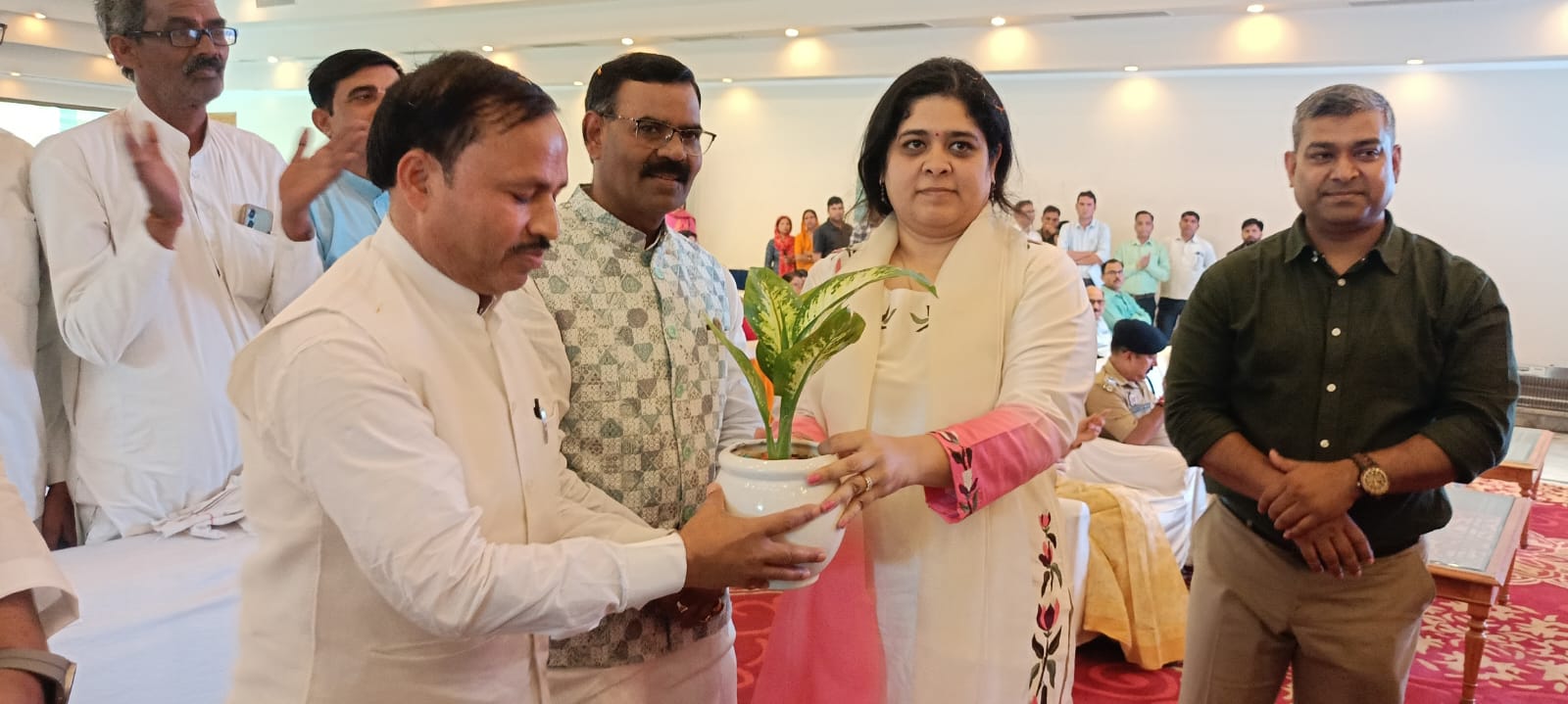 Inaugurated by cutting the ribbon : हापुड़ में सुरक्षा सुशासन के 8 वर्ष पूर्ण होने के उपलक्ष मैं आयोजित कार्यक्रम का फीता काटकर किया शुभारंभ ?