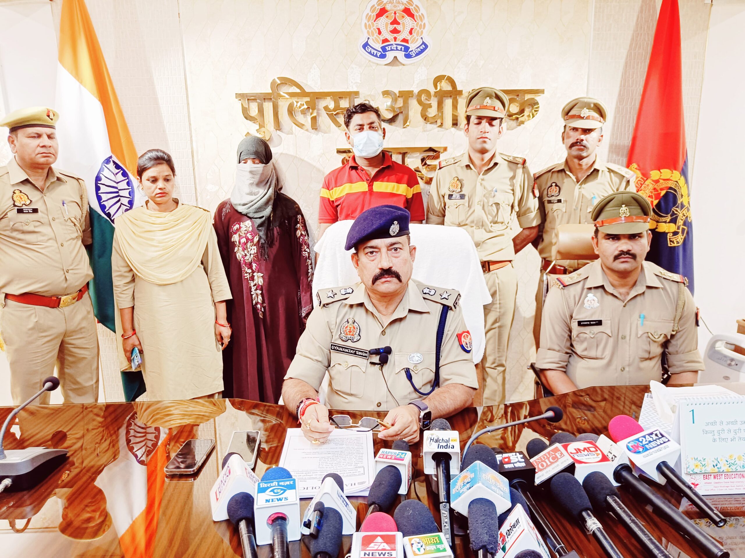 Fraud in the name of entrapment : गढ़मुक्तेश्वर पुलिस ने दुष्कर्म के झूठे अभियोग में फसाने के नाम पर ठगी ?