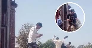 The Hive Fell Apart : आगरा ताजमहल के रॉयल गेट पर मधु मक्खी का छत्ता टूटकर गिरा ?