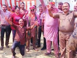 Threw Abir Gulal : ढोल नगाड़ों की थाप पर जमकर उड़ाया अबीर गुलाल ?