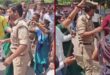 Gifted Bangles : प्रदर्शन के दौरान दरोगा की टोपी उतारकर भेंट की चूड़ियां पुलिस लेगी एक्शन ?