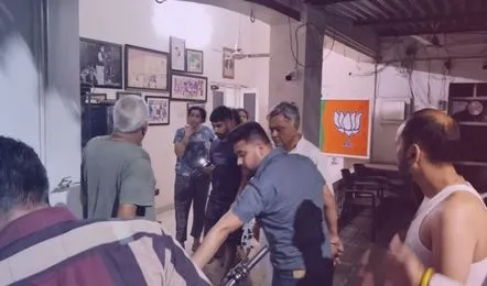 Threw explosives : बीजेपी नेता मनोरंजन कालिया के घर ई-रिक्शा सवार युवकों ने फेंका विस्फोटक ?