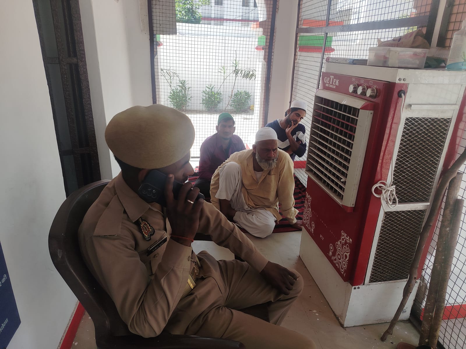 Police's swift action : गांव में मीट की दुकान खुलने से हिंदूओ में बढता आक्रोश देख पुलिस की ताबड़तोड़ कार्रवाई ?