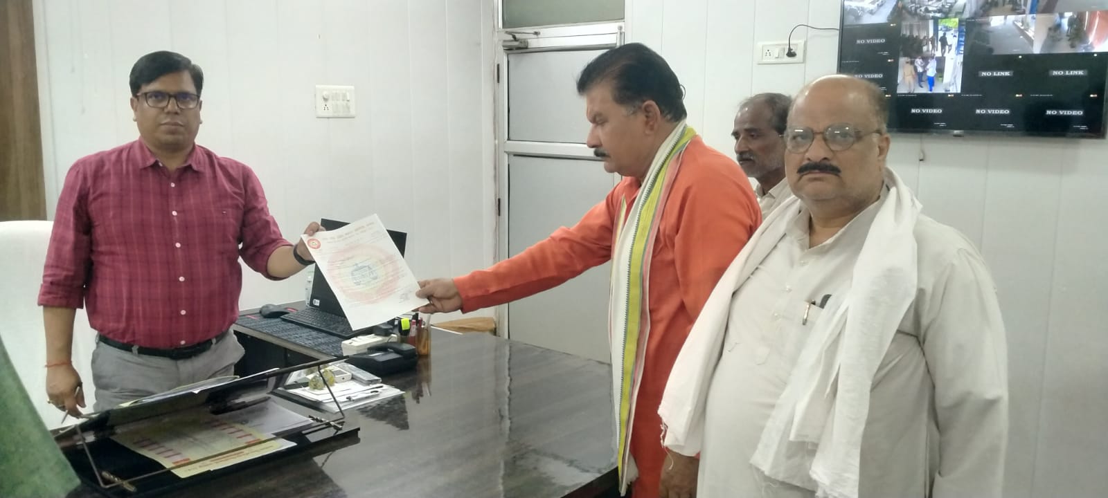 Memorandum submitted : निजी विद्यालयों पर कड़ी कार्यवाही करने को लेकर व्यापार मंडल ने अपर जिलाधिकारी को सौंपा ज्ञापन ?