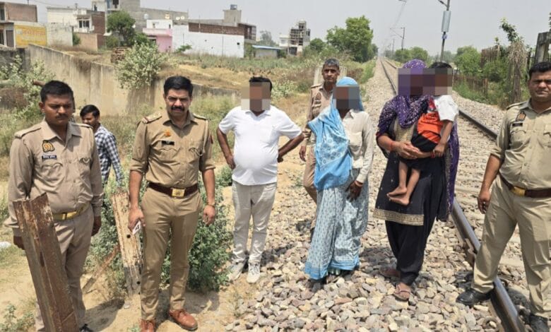 Hafizpur Police : हाफिजपुर पुलिस ने माता-पिता के चेहरे पर लौटाई मुस्कान ?