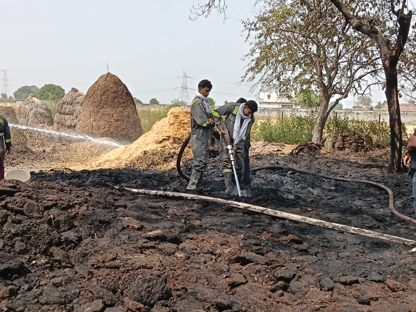 Clash of fires : हापुड़ क्षेत्र के गाँव नान मे लगी बोगे बिठोरो मे भिसडं आग ?