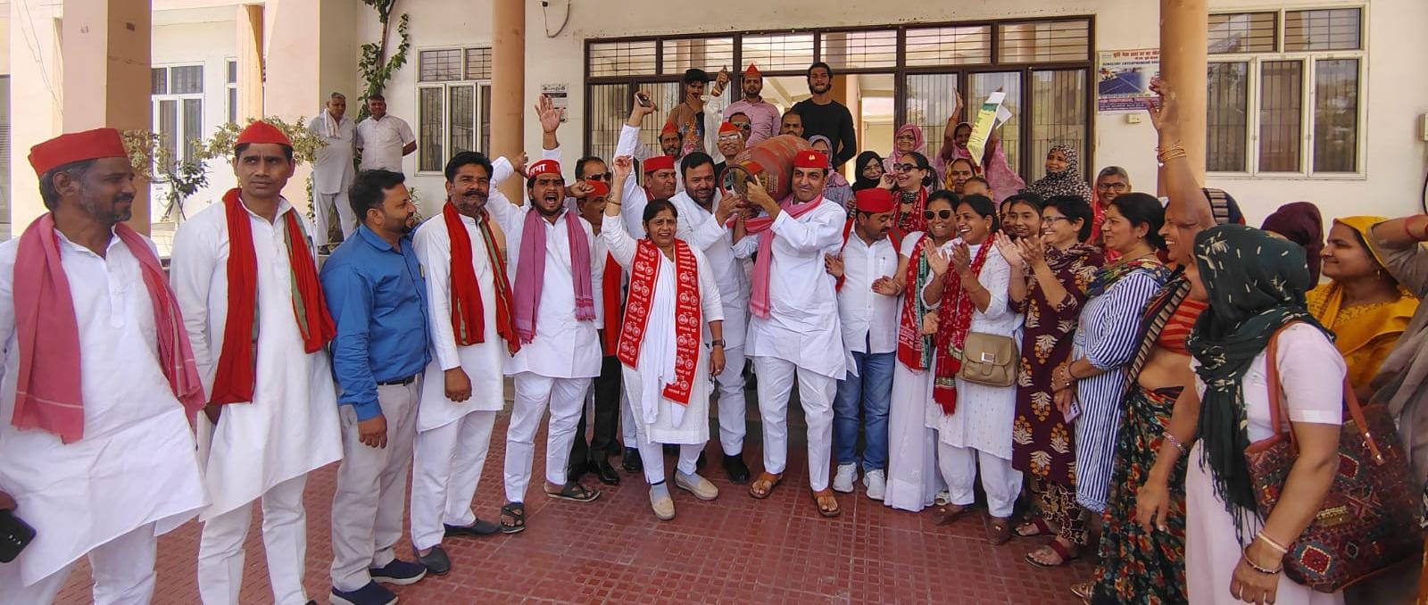 Meeting of workers : जिला अध्यक्ष के नेतृत्व में समाजवादी पार्टी हापुड़ के पदाधिकारीगण व कार्यकर्ताओं की बैठक ?