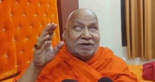 कहा कि पर्यटकों पर इस प्रकार का हमला न केवल अमानवीय है, बल्कि इससे देश की एकता और अखंडता को भी चोट पहुंचती है। उन्होंने केंद्र सरकार से दोषियों को कठोरतम सजा देने की मांग की है। उन्होंने कहा कि हिंदुओं को पहचान कर निशाना बनाया जाना अत्यंत पीड़ादायक है। अब समय आ गया है कि समस्त हिंदू समाज जाति-पंथ से ऊपर उठकर एकजुट हो। अब गुलाम जम्मू-कश्मीर पर भी लहरा दें तिरंगा : मौलाना शहाबुद्दीन ऑल इंडिया मुस्लिम जमात के अध्यक्ष मौलाना शहाबुद्दीन रजवी ने कहा कि पहलगाम में सामूहिक हत्याकांड के पीछे पाकिस्तान का हाथ है। हाफिज सईद जैसे कई आतंकी पाकिस्तान में शरण लिए हुए हैं। ये अक्सर भारत में घटनाएं करा रहे हैं। कई आतंकी संगठन पूरी दुनिया में धर्म को बदनाम कर रहे हैं। इन पर सख्त कार्रवाई हो। अब गुलाम जम्मू-कश्मीर पर भी तिरंगा लहरा देना चाहिए।