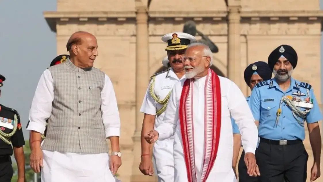 The meeting lasted 40 minutes : पीएम मोदी से की रक्षा मंत्री राजनाथ सिंह ने मुलाकात, 40 मिनट चली बैठक ?
