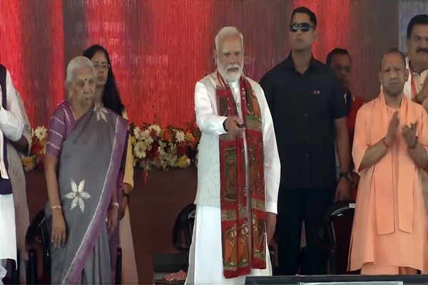 Inauguration and foundation stone laying : प्रधानमंत्री ने वाराणसी में लगभग 3,900 करोड़ रु0 की 44 विकास परियोजनाओं का लोकार्पण और शिलान्यास ?