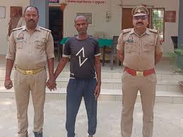 The accused handed over to the police : पांच वर्षीय मासूम के साथ अश्लील हरकत आरोपी पुलिस के हवाले ?