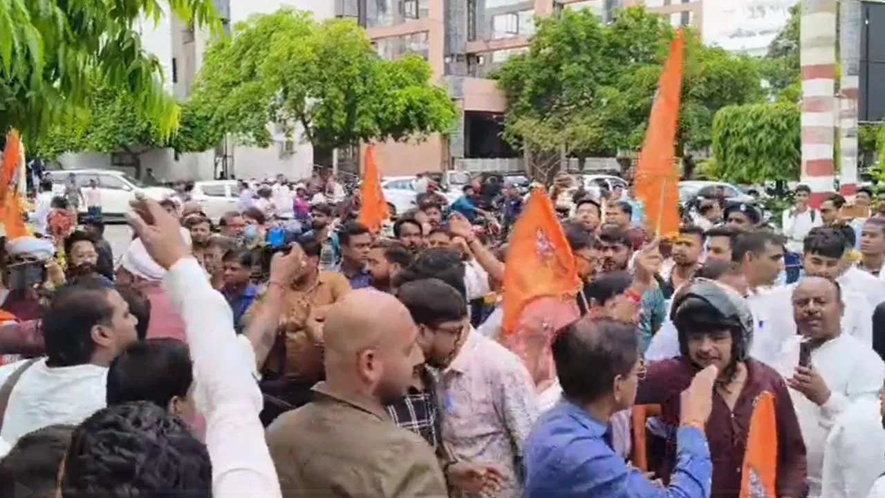 Violence over removal of illegal shops : लखनऊ के KGMU में मजार के पास अवैध दुकानों को हटाने पर हिंसा ?