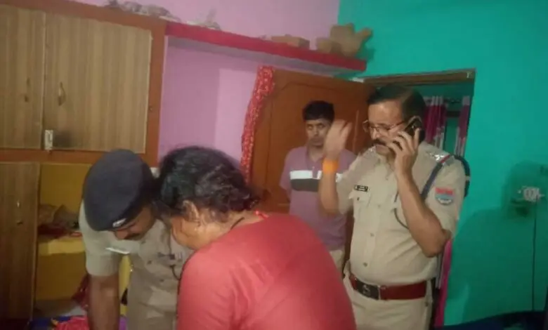 Police is searching for the thieves : चोरों ने घर के ताले तोड़कर लाखों के जेवरात व नगदी चुराई, पुलिस चोरों की तलाश में जुटी ?