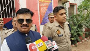 Jaunpur jila Adhikari:डा0 दिनेश चन्द्र और पुलिस अधीक्षक डा0 कौस्तुभ के द्वारा जिला कारागार का औचक निरीक्षण किया गया।