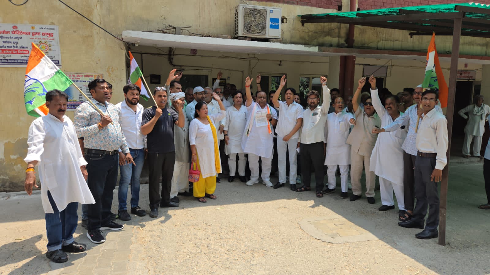 Congress in opposition : अलीगढ़ में दलित समाज के युवकों की हुई बेरहमी से पिटाई के विरोध में कांग्रेस ?