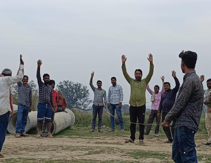 Rage among passersby : अधूरी अधर पर अटकी सड़क उड़ती धूल गुब्बार से ग्रामीणों राहगीरों में रोष ?