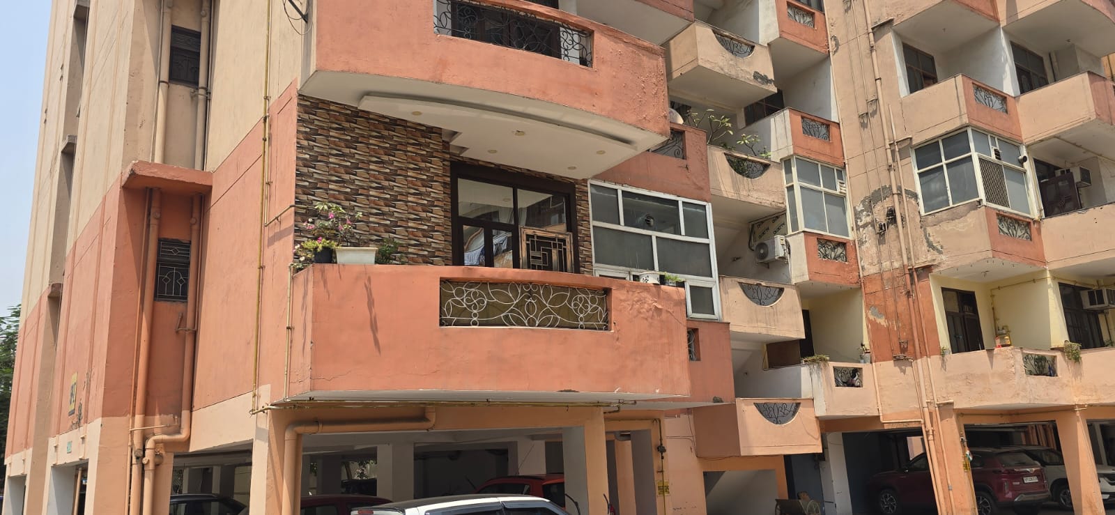Pots from balconies : एडीएम के आदेश ठेंगे पर, नहीं हटे बालकनियों से गमले ?