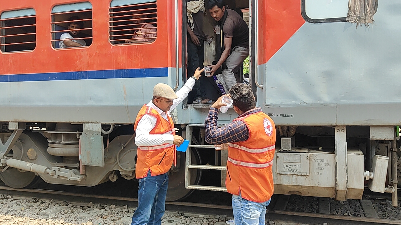 Cold water distributed : डॉ अनुराग श्रीवास्तव द्वारा रेलवे स्टेशन में चिलचिलाती गर्मी को देखते हुए शीतल जल वितरित ?