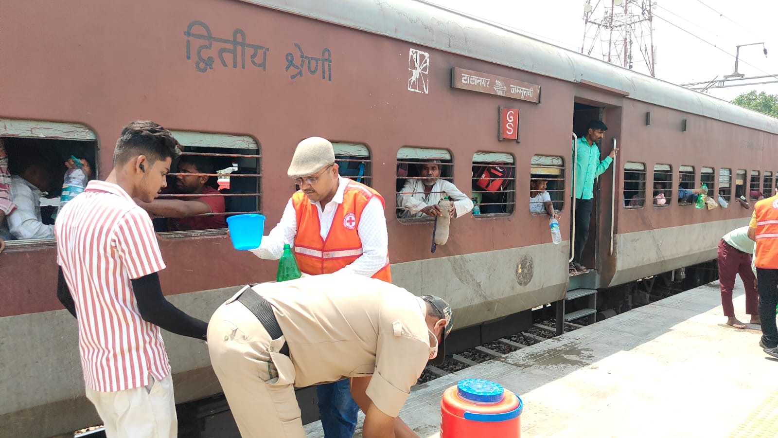Cold water distributed : डॉ अनुराग श्रीवास्तव द्वारा रेलवे स्टेशन में चिलचिलाती गर्मी को देखते हुए शीतल जल वितरित ?