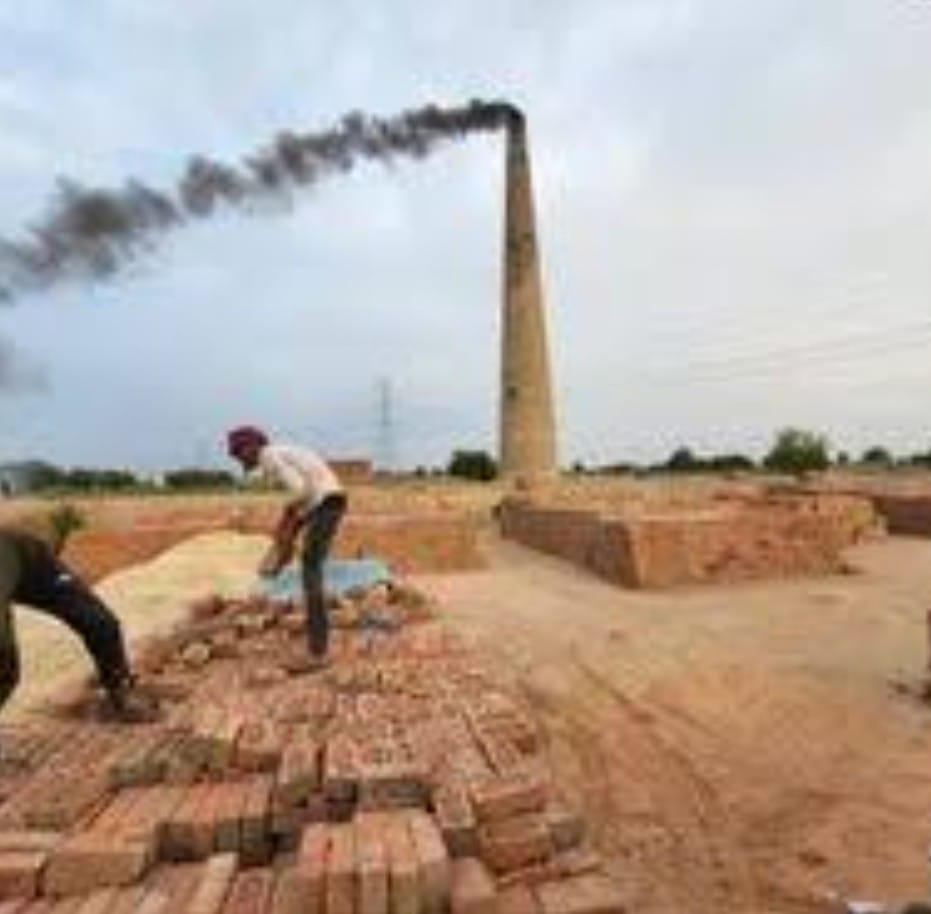 Brick Kilns : धौलाना पिलखुवा क्षेत्र में दर्जनों से भी ज्यादा बिना एनओसी के चल रहे हैं ईंट भट्ठे ?