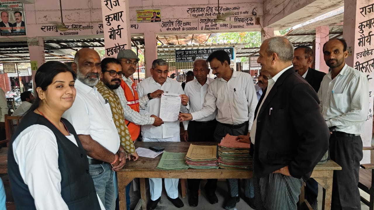 Request for removal : श्रीवास्तव के नेतृत्व में अपने सहयोगियों के साथ महापुरुषों के सम्मान में उनके चित्रों को बाउंड्री वाल से हटाने हेतु निवेदन ?