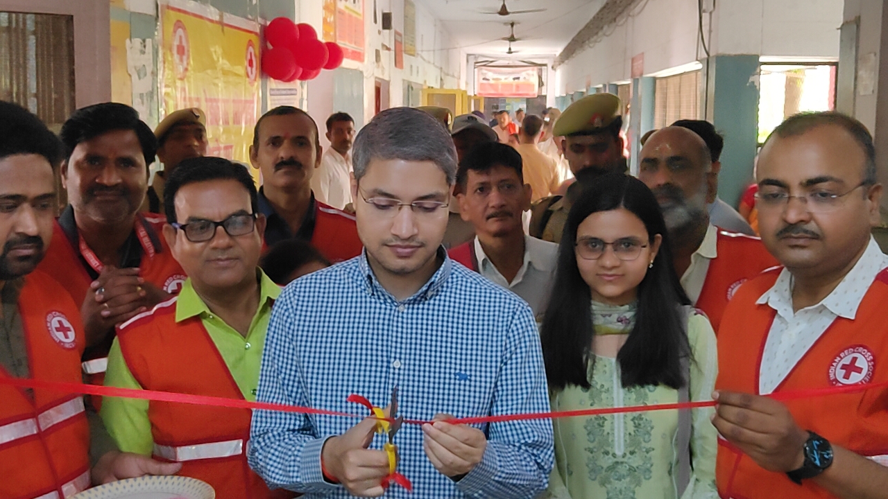Blood Donation Camp : डॉ अनुराग श्रीवास्तव के नेतृत्व में रक्तदान शिविर का आयोजन जिला अस्पताल रक्तकेंद्र में किया ?