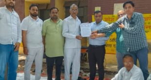 Handing over the memorandum : बुलन्दशहर के शिक्षणेत्तर कर्मचारियों के लम्बित समस्याओं का ज्ञापन सौंपने ?
