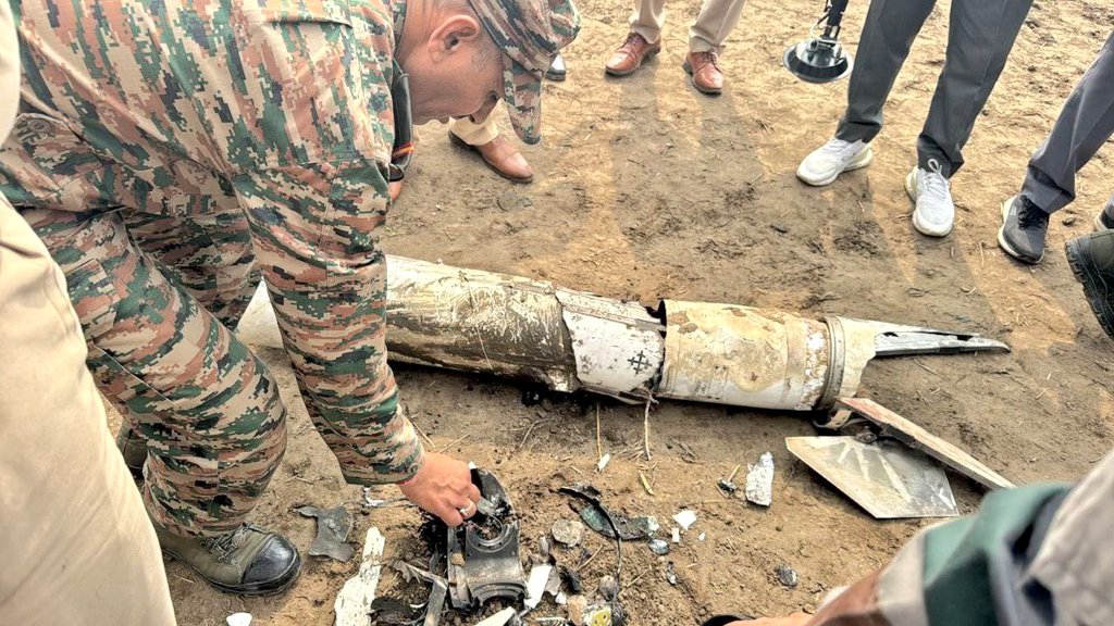 Destroyed in the air : पाकिस्तान की तरफ से छोड़ी गई PL–15 मिसाइल को भारत के एयर डिफेंस सिस्टम ने हवा में ही नष्ट कर ?