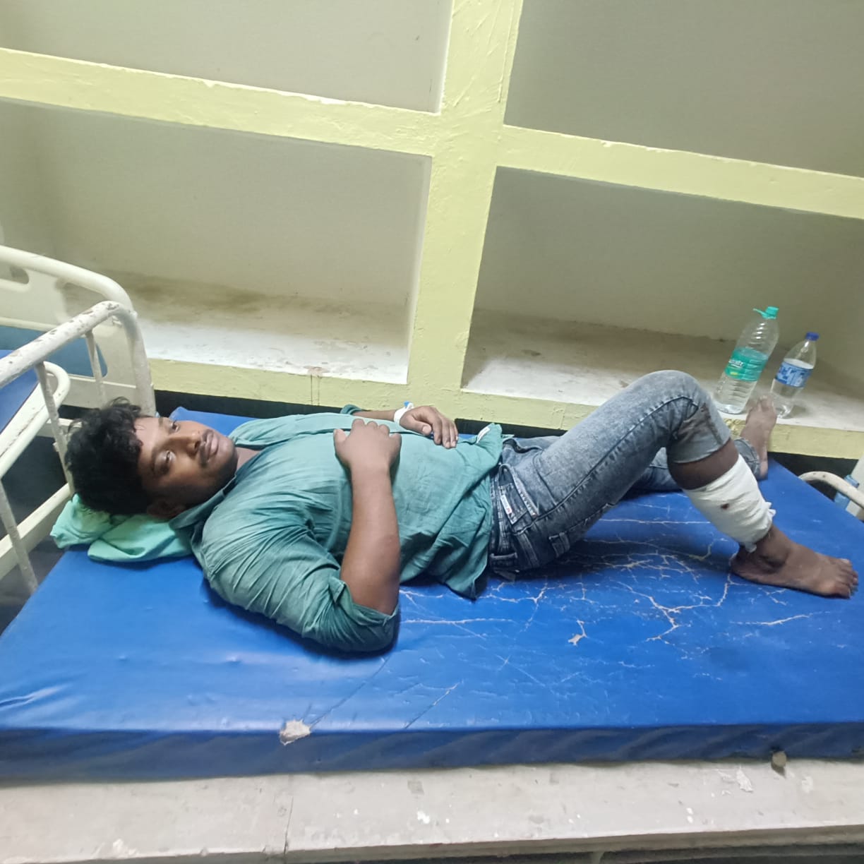 Cow smuggler arrested : थाना शाहगंज पुलिस टीम के साथ हुई पुलिस मुठभेड़ में गो-तस्कर के पैर में लगी गोली, घायल गिरफ्तार ?