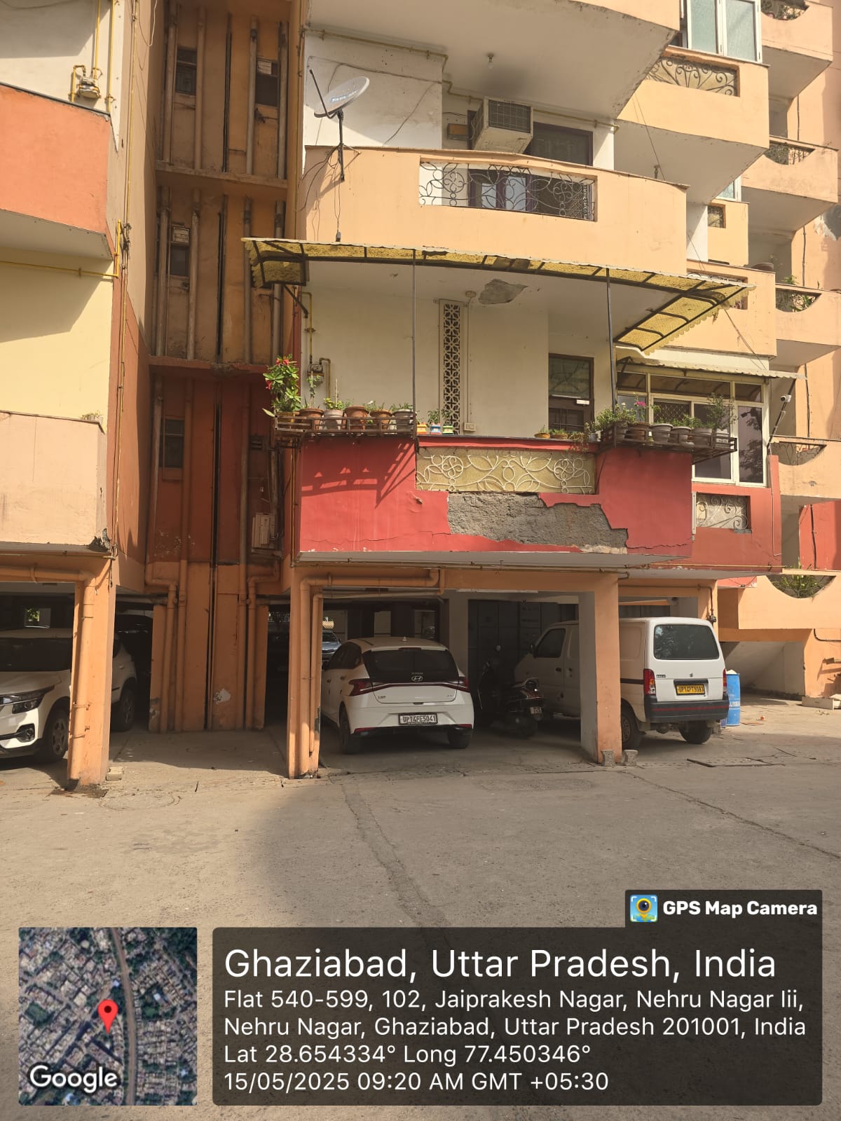The remaining flat owners : छज्जे का हिस्सा गिरा, बाल बाल बचे फ्लैट ओनर ?