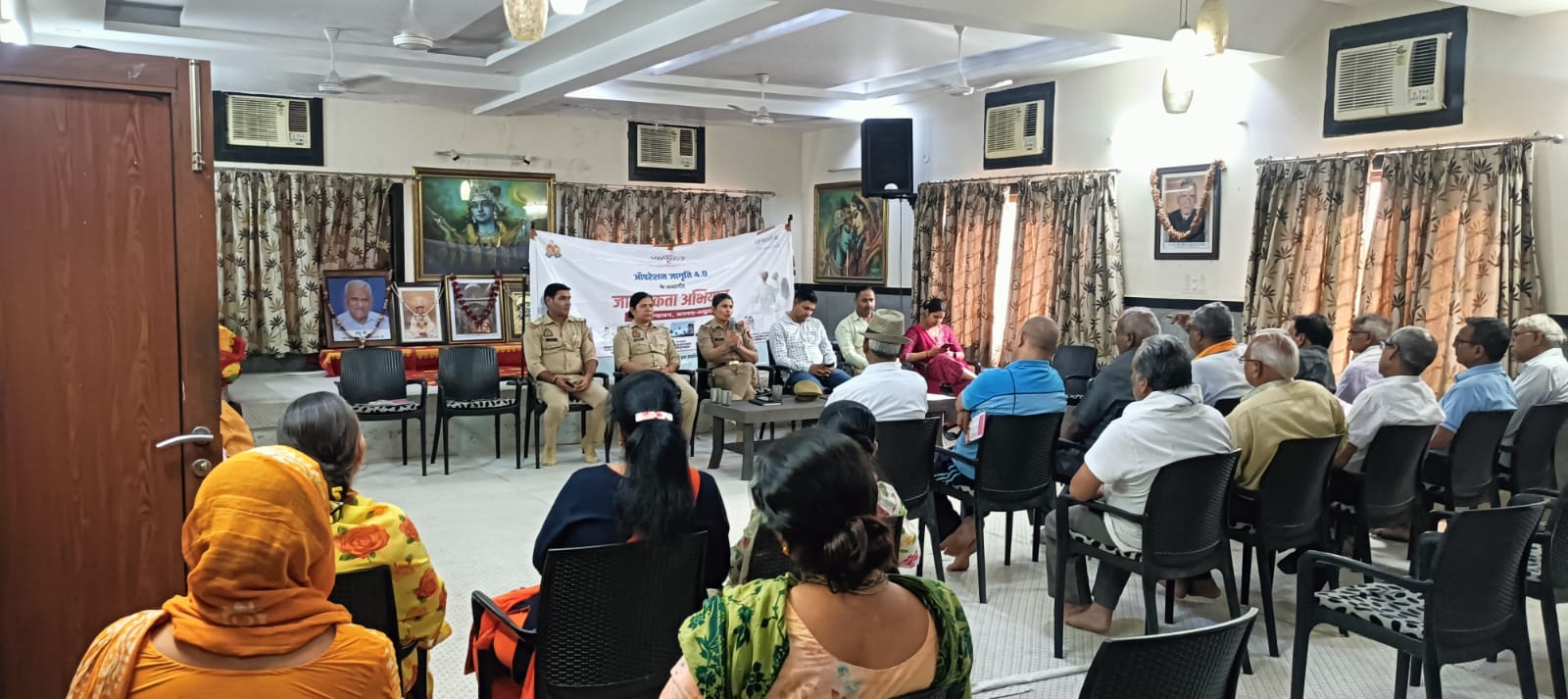 awareness campaign : पुष्पांजलि वृंदावन में पुलिस प्रशासन द्वारा चलाया गया जागरूकता अभियान ?