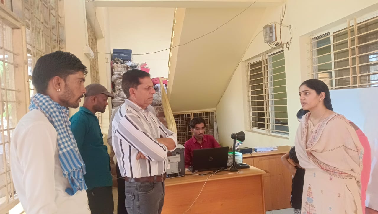 Inspection by Tehsildar : लोकसेवा केंद्र की अव्यवस्थाएं उजागर तहसीलदार करुणा दंडोतिया द्वारा निरीक्षण ?