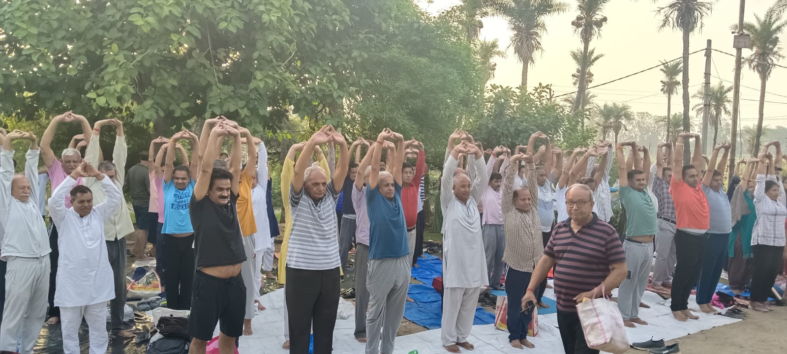 Full of joy : योगिक मिट्टी मालिश एवं गंगा स्नान हर्षोल्लास से संपन्न ?