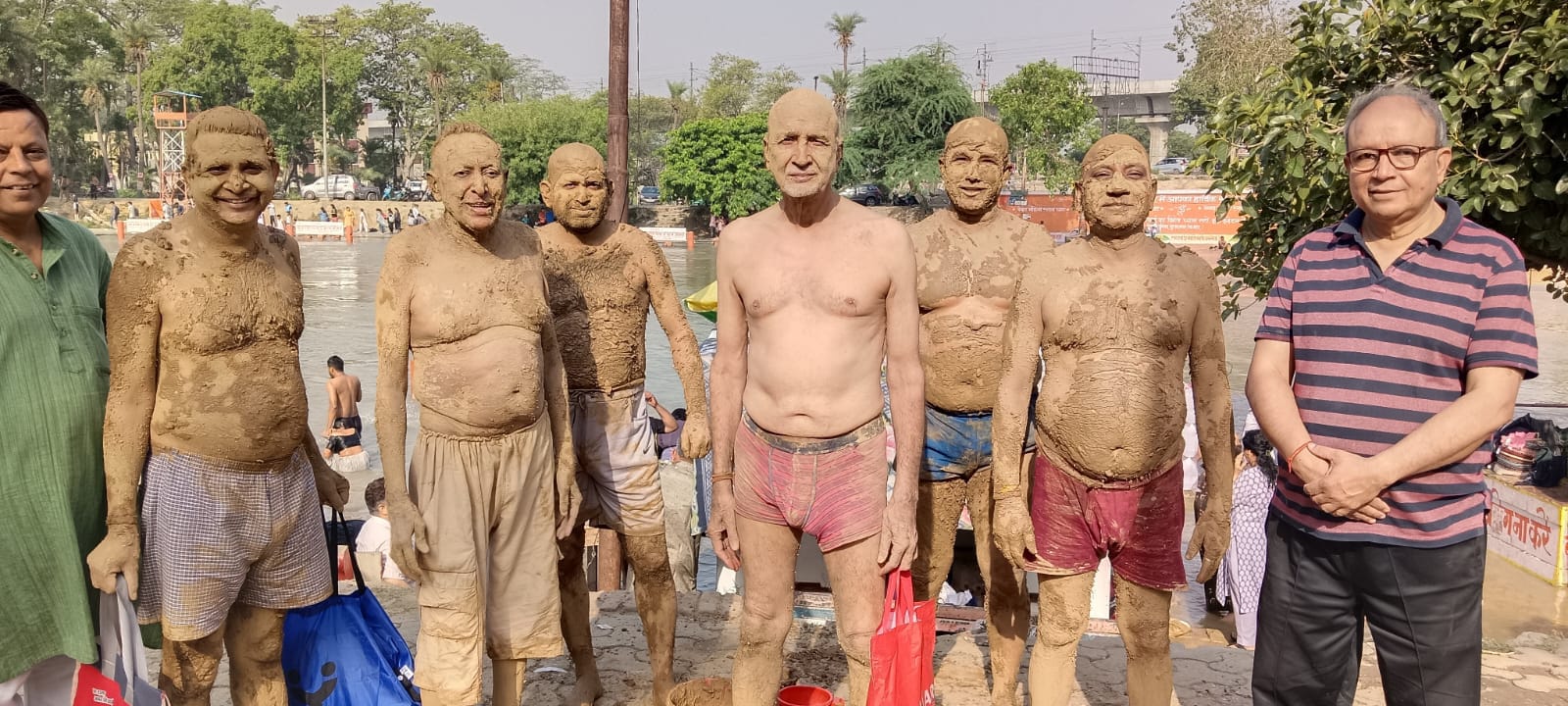 Full of joy : योगिक मिट्टी मालिश एवं गंगा स्नान हर्षोल्लास से संपन्न ?