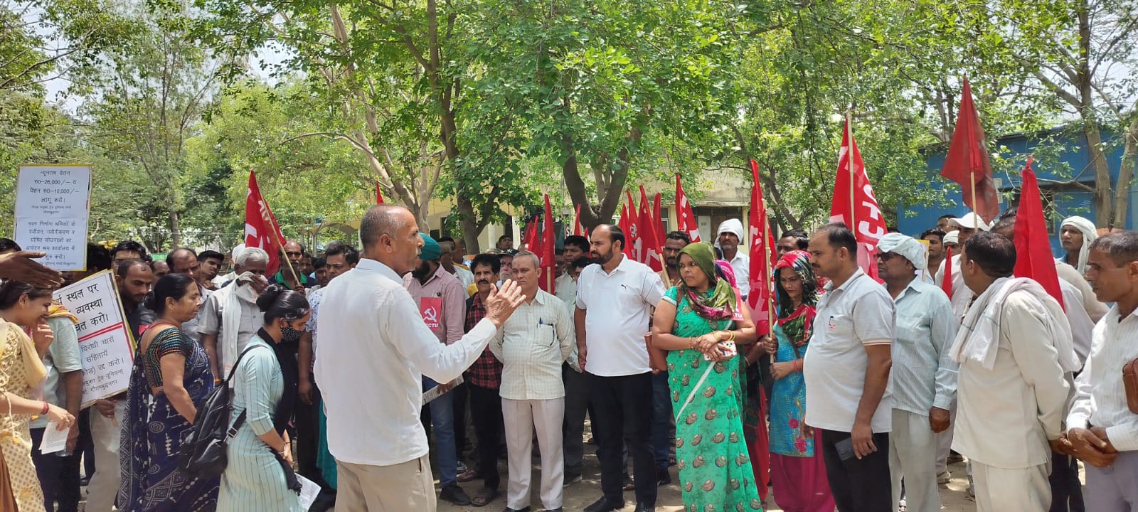 Notice given : ट्रेड यूनियनों ने डीएम कार्यालय पर प्रदर्शन कर केंद्र व प्रदेश सरकार को हड़ताल करने का फिर दिया नोटिस ?