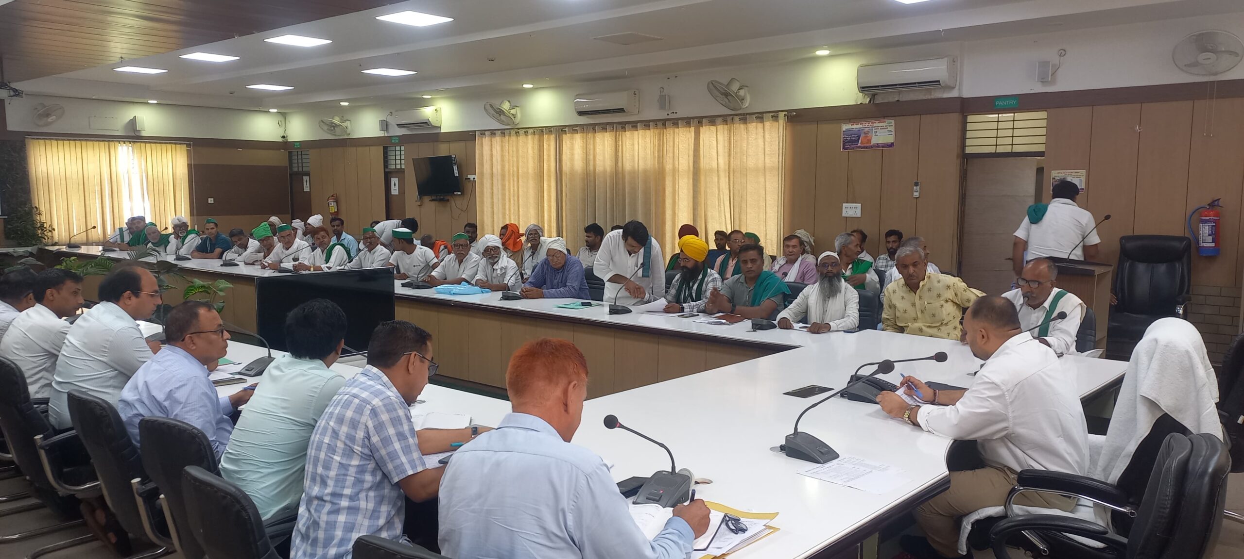 Celebration of Farmer's Day : जिलाधिकारी श्री अभिषेक पाण्डेय की अध्यक्षता में कलेक्ट्रेट सभागार में किसान दिवस का आयोजन ?